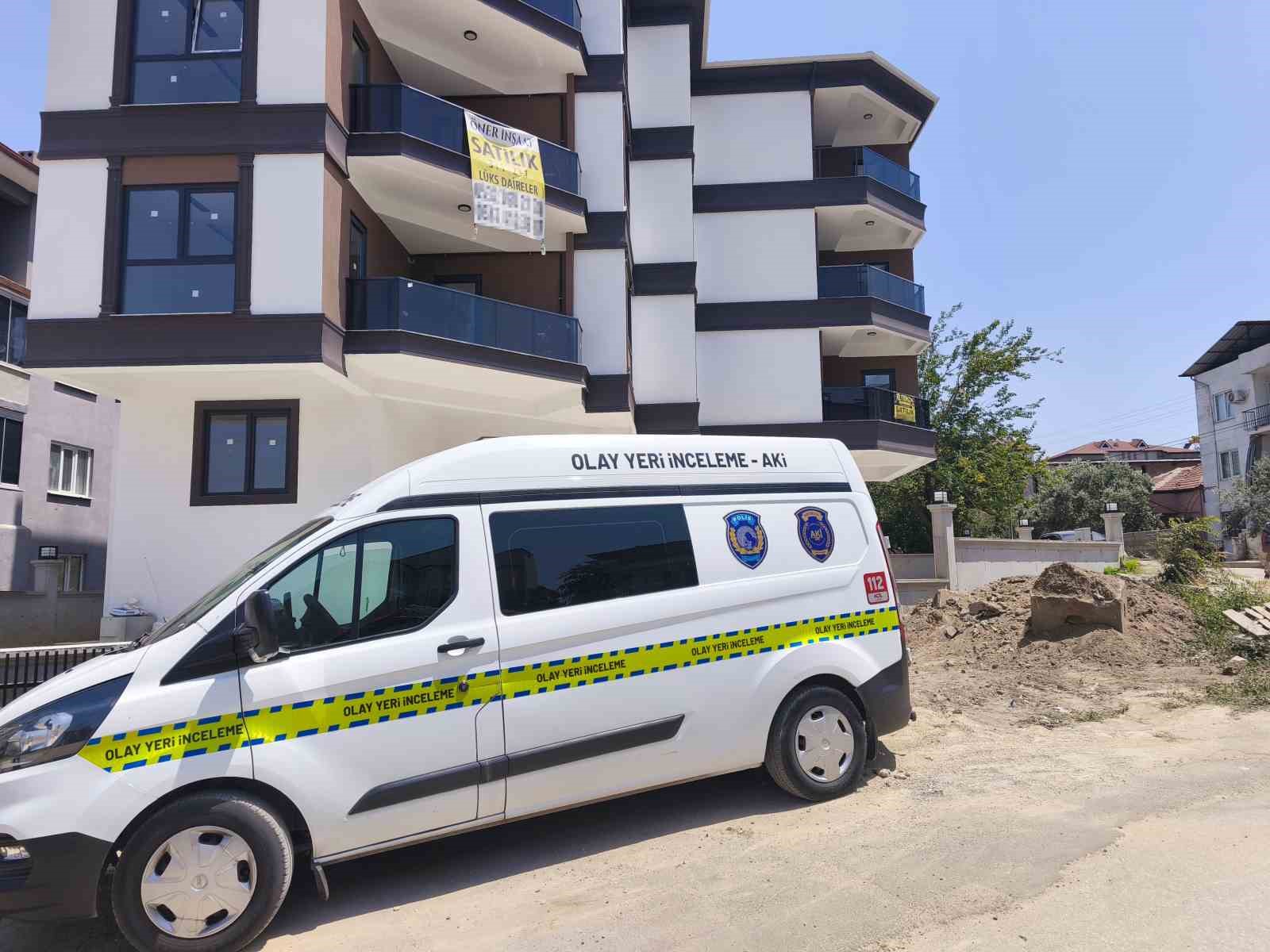 Takılmayan cam korkuluk boşluğundan aşağıya düşen çocuk yaralandı