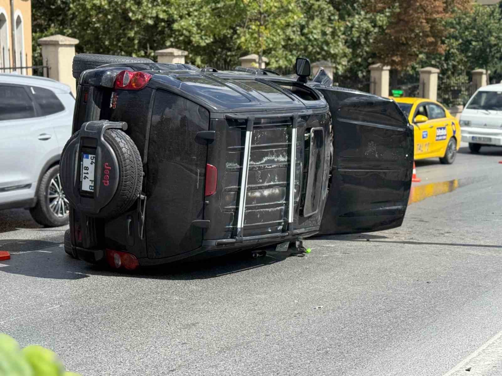 Beyoğlu’nda lüks cip aydınlatma direğine çarpıp yan yattı: Sürücü yaralandı