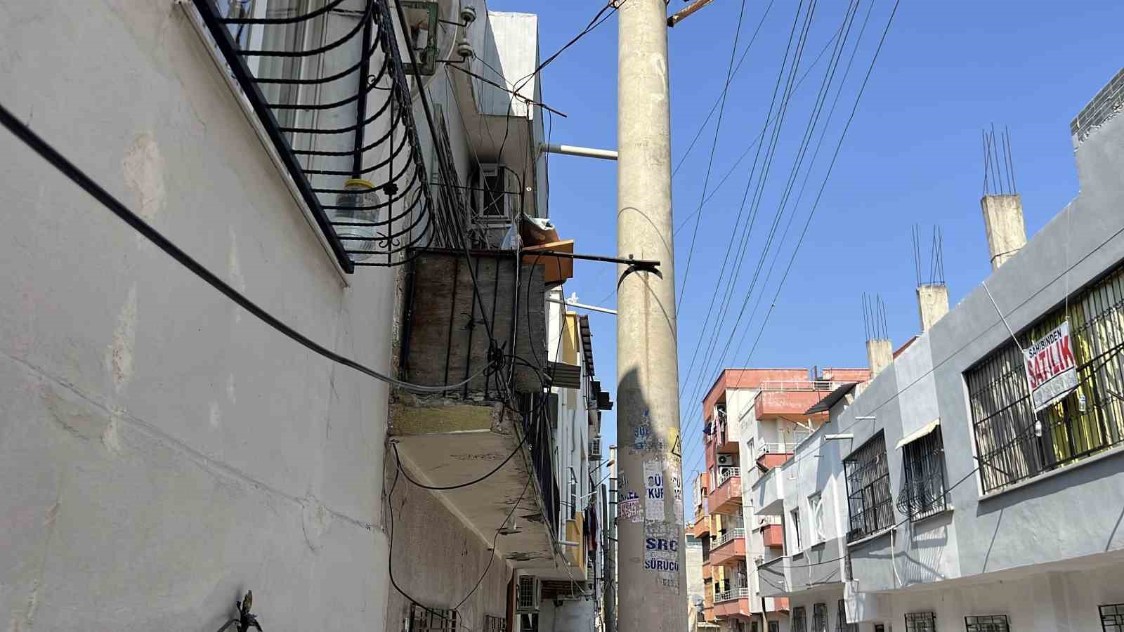 Mersin’de aynı balkonda ikinci elektrik faciası: 1,5 yaşındaki torununu kaybeden anneanne yaralandı