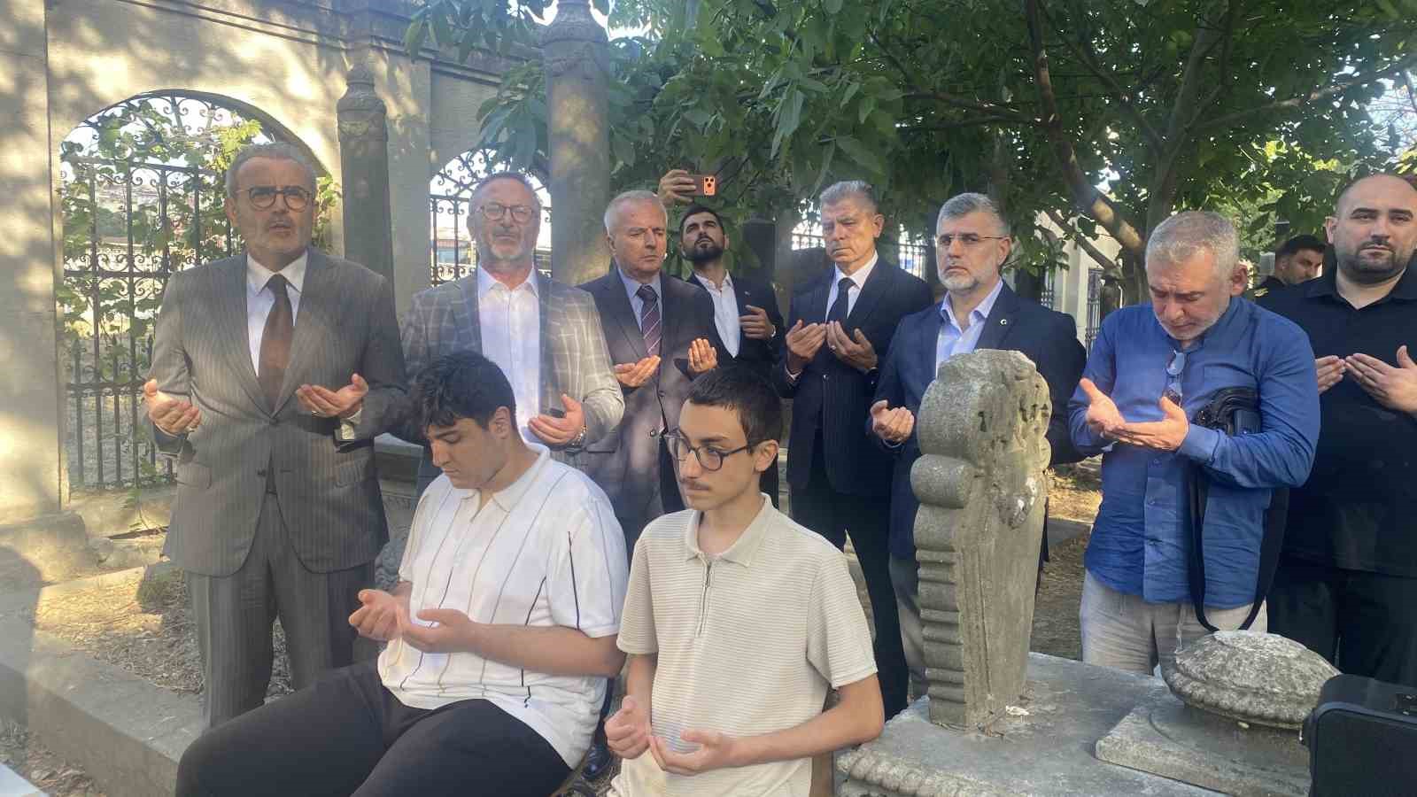 Türk edebiyatının önemli ismi Rasim Özdenören vefatının 4. yılında kabri başında anıldı