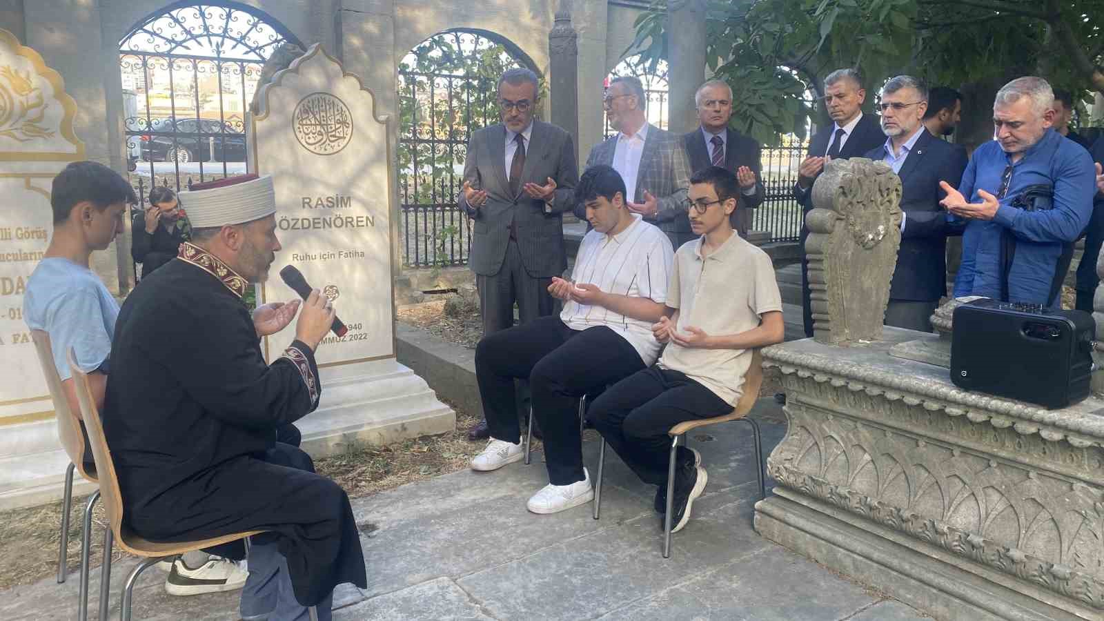 Türk edebiyatının önemli ismi Rasim Özdenören vefatının 4. yılında kabri başında anıldı