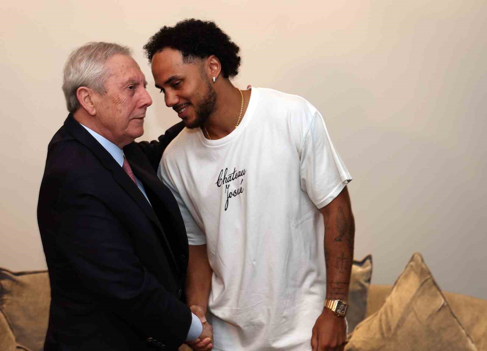 Shane Larkin, Aziz Yıldırım ile bir araya geldi
