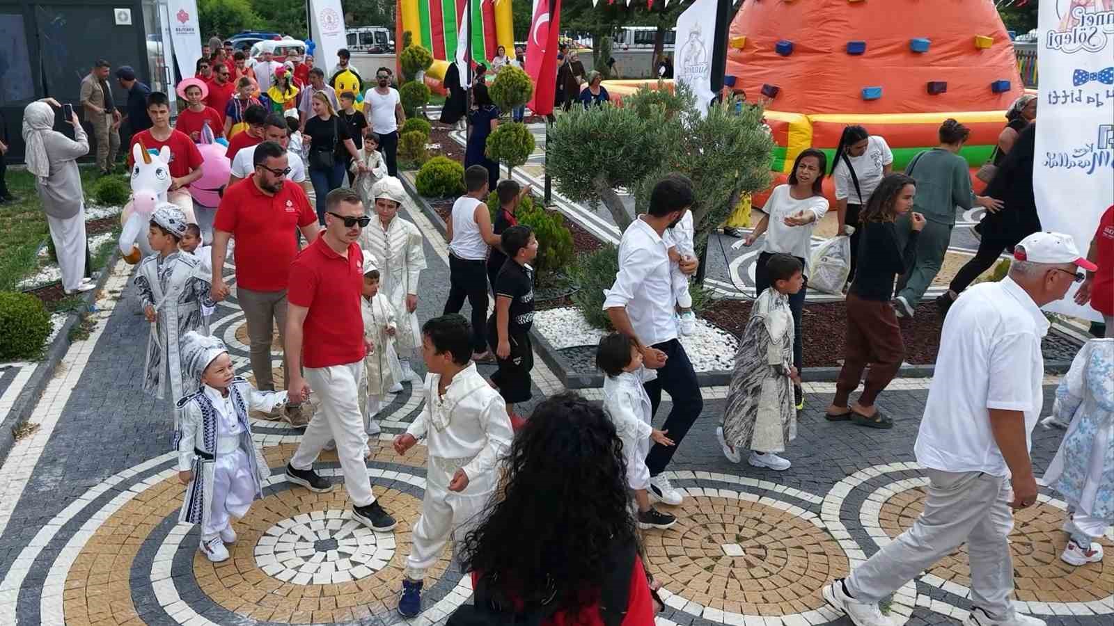 41 çocuğa unutulmaz sünnet şöleni: Tekne turu yapıp, klasik araçlarla şehir turuna çıktılar