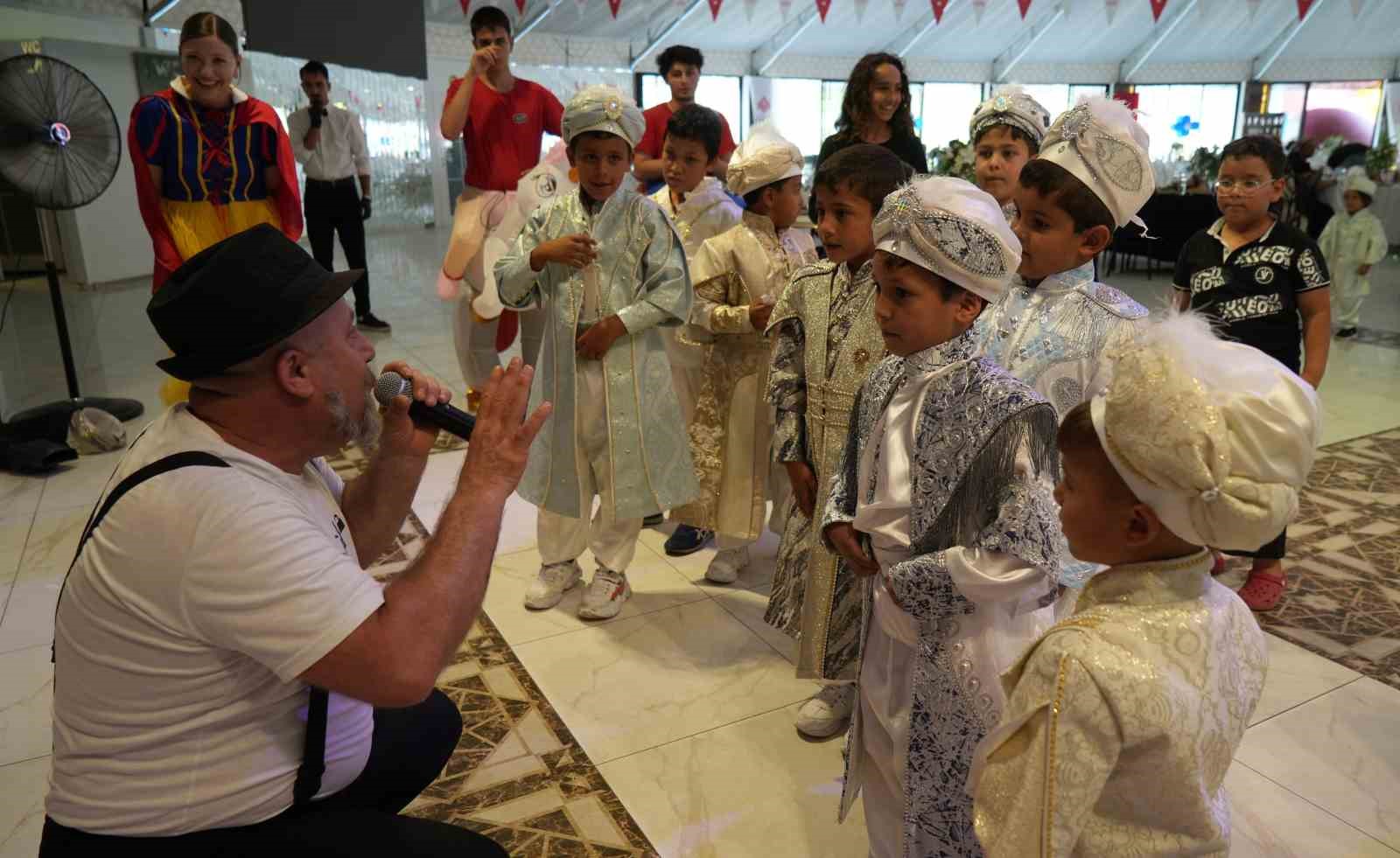 41 çocuğa unutulmaz sünnet şöleni: Tekne turu yapıp, klasik araçlarla şehir turuna çıktılar