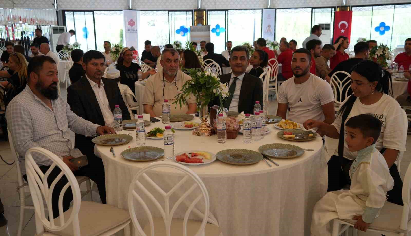 41 çocuğa unutulmaz sünnet şöleni: Tekne turu yapıp, klasik araçlarla şehir turuna çıktılar