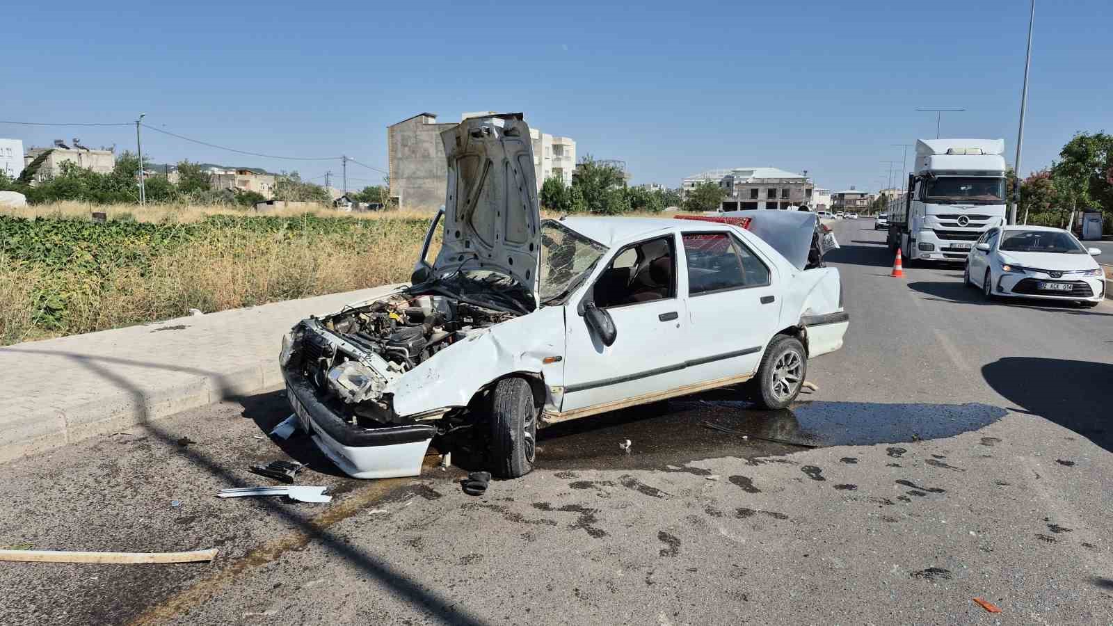 Adıyaman’da kontrolden çıkan otomobil karşı şeride geçti: 1 yaralı