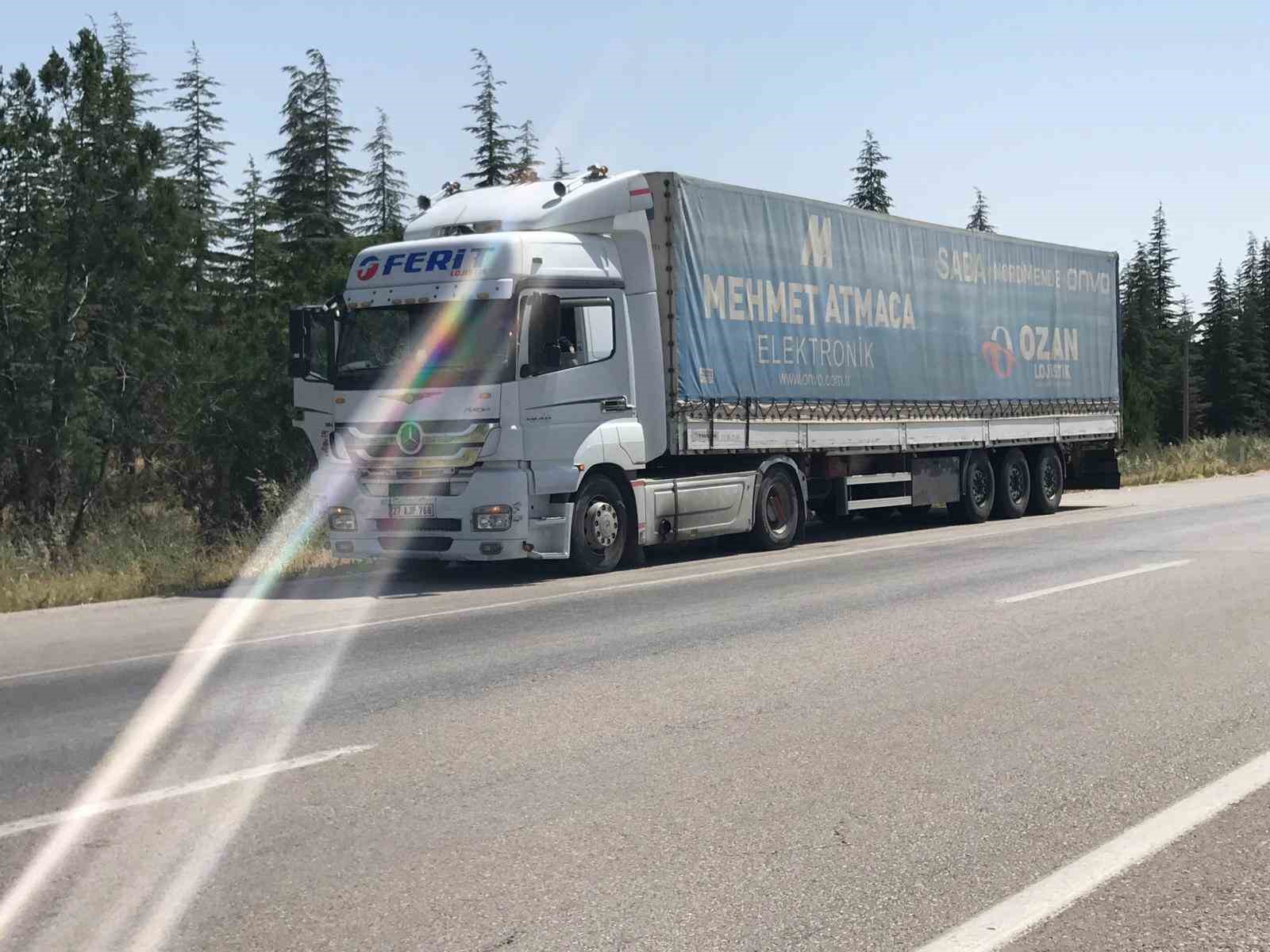 Tırın patlayan lastiğinden savrulan parçalar kazaya sebep oldu: 3’ü çocuk 8 yaralı