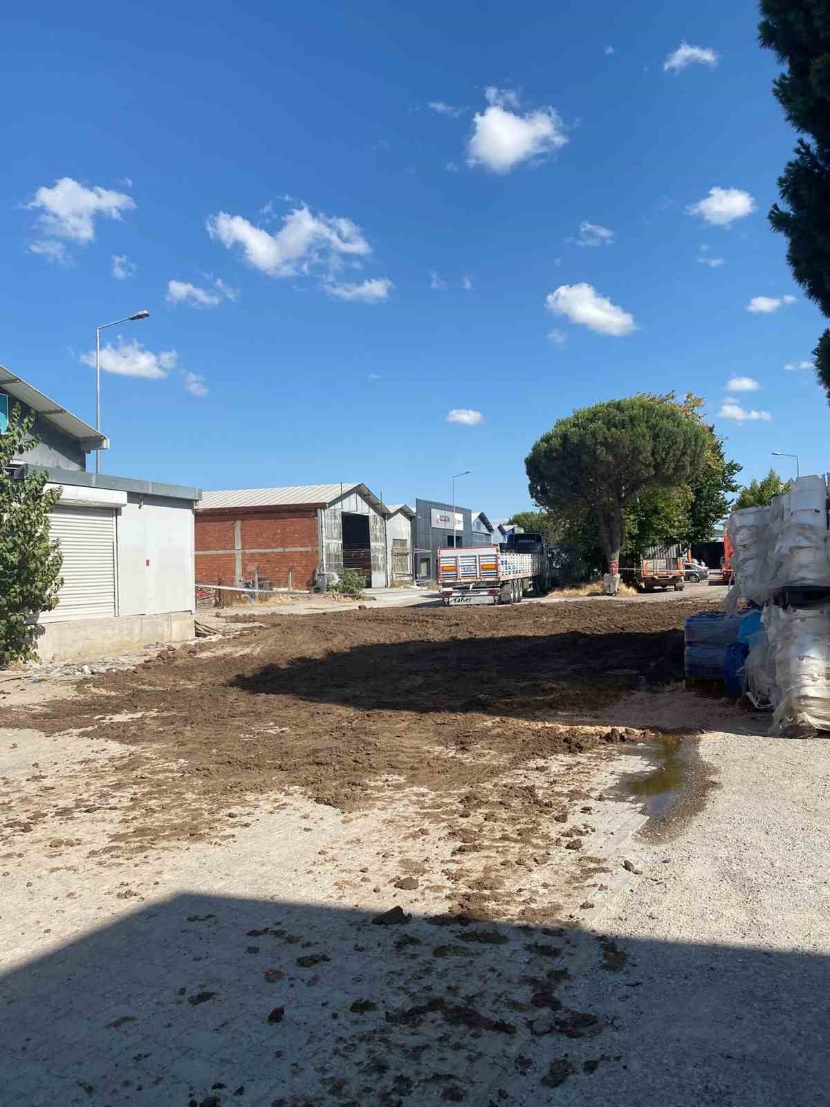 Balıkesir’de yere dökülen kimyasal madde kum emdirilerek temizlendi