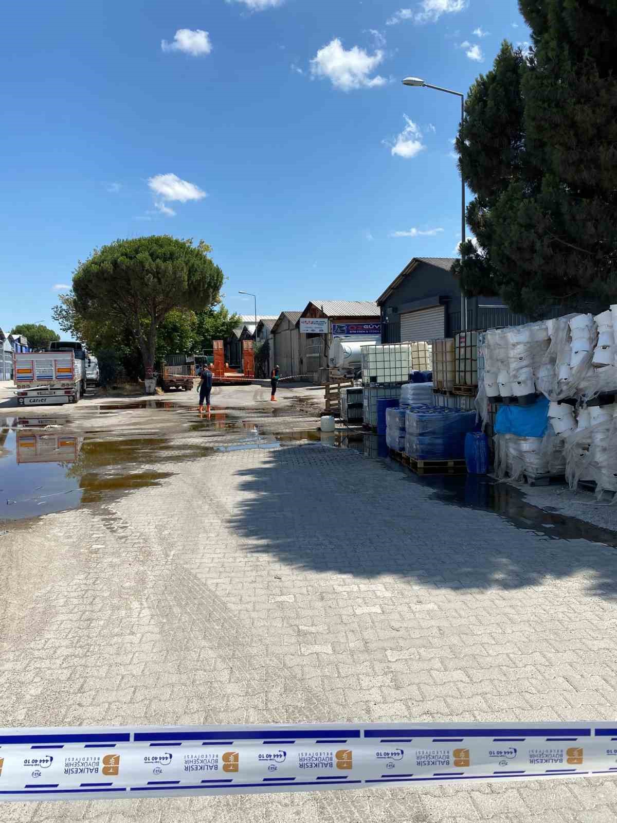 Balıkesir’de yere dökülen kimyasal madde kum emdirilerek temizlendi