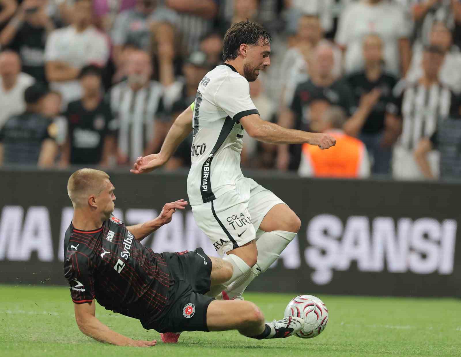 UEFA Avrupa Ligi: Beşiktaş: 1 - Midtjylland: 0 (İlk yarı)