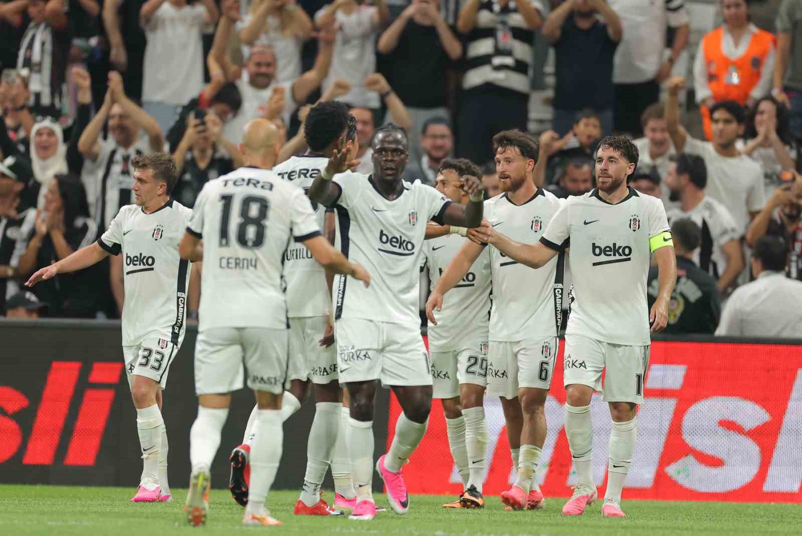 UEFA Avrupa Ligi: Beşiktaş: 1 - Midtjylland: 0 (İlk yarı)