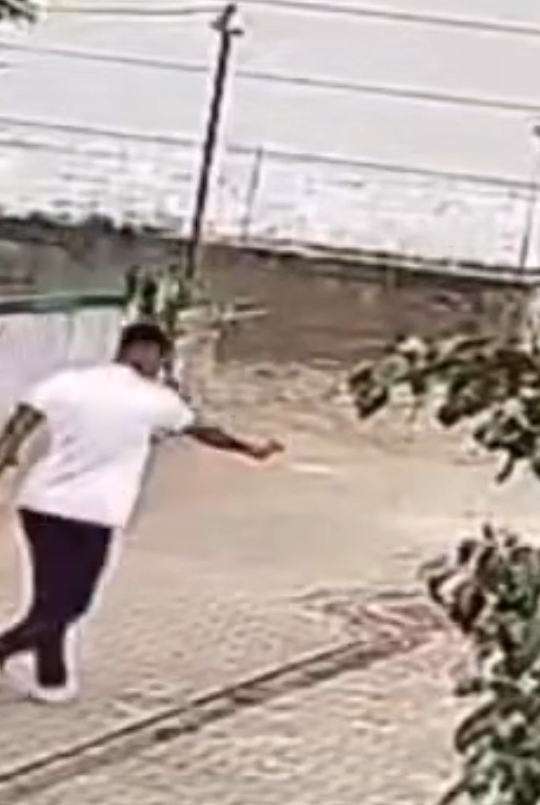 Önce yumrukladı, sonra bacaklarından vurdu: O anlar kamerada