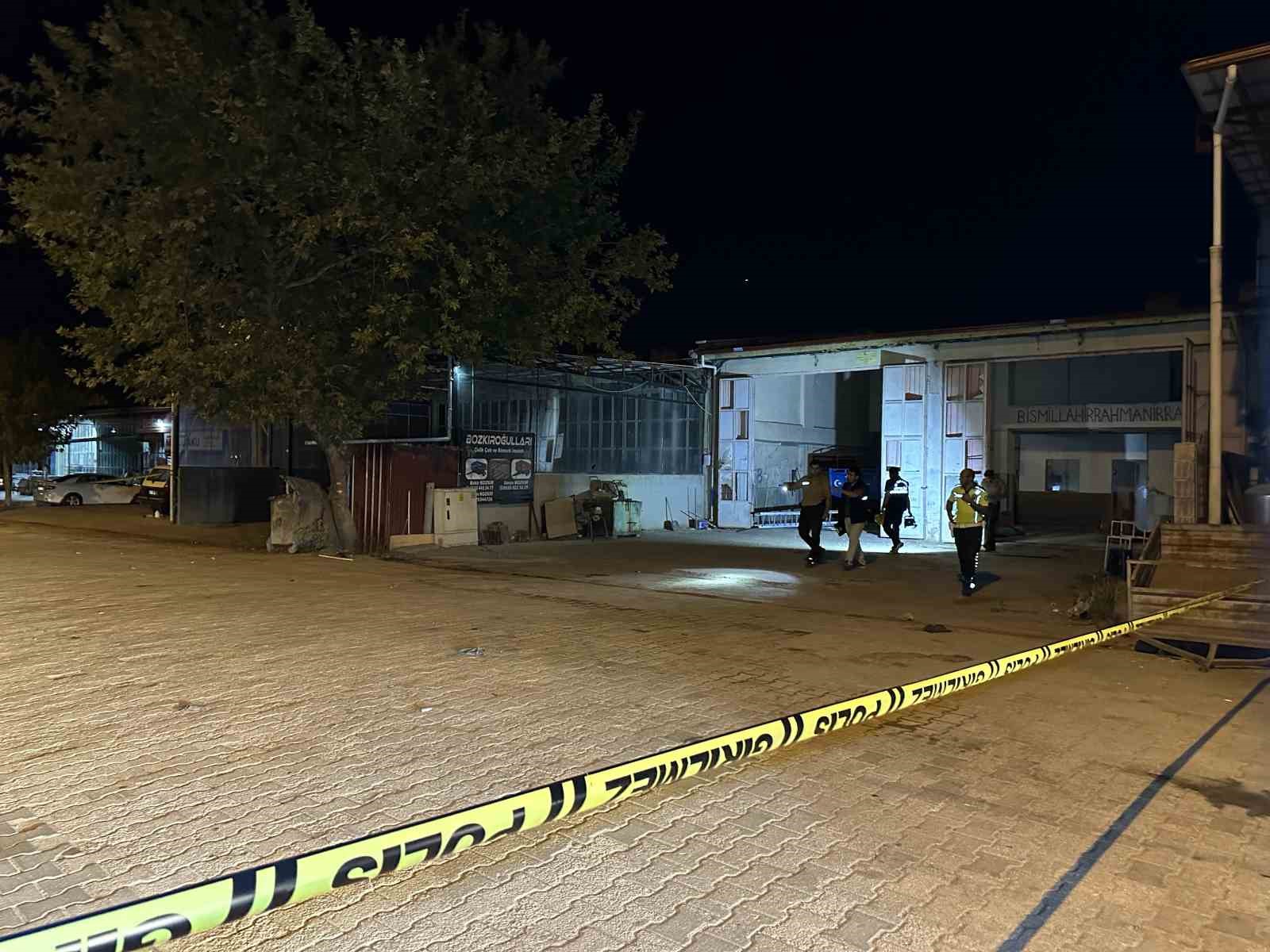 Uşak’ta iki esnaf arasındaki tartışma silahlı kavgaya dönüştü: 13 yaralı
