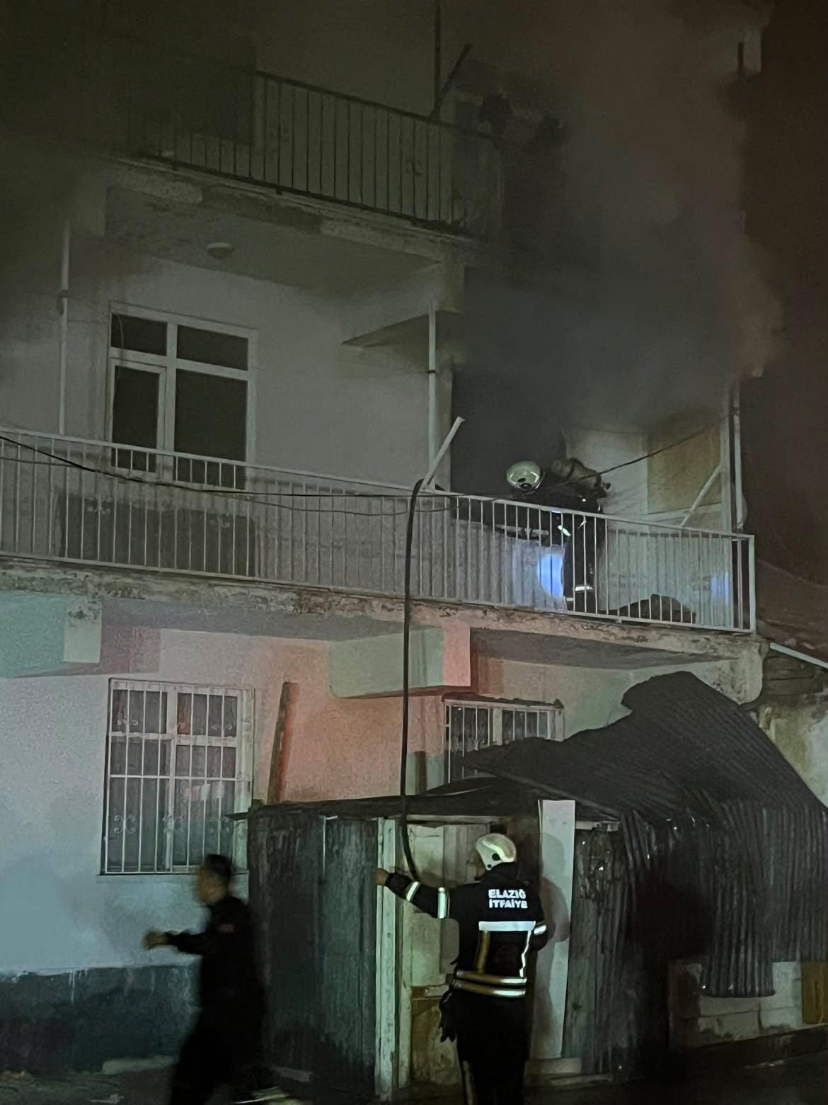 Elazığ’da 3 katlı binada çıkan yangın söndürüldü