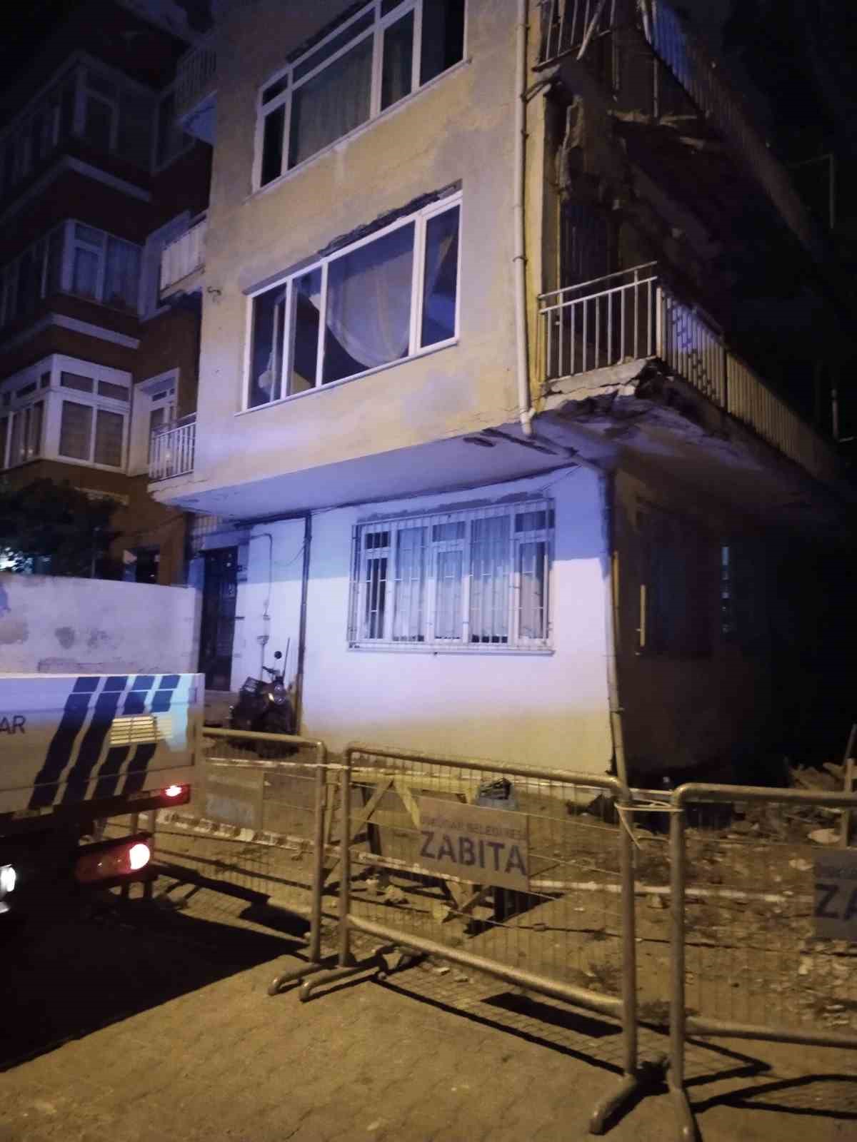 Üsküdar’da dört katlı binanın balkonu çöktü