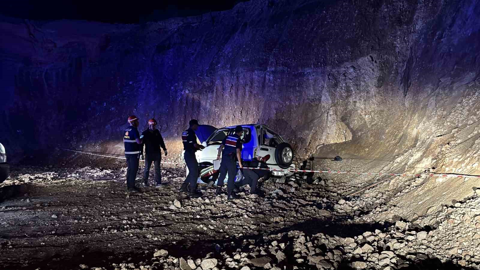 Bolu’da cip 15 metrelik uçurumdan uçtu: 2 sevgili hayatını kaybetti, 1 yaralı