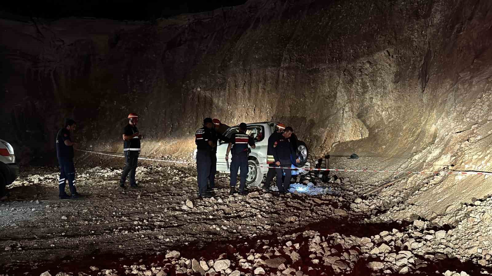 Bolu’da cip 15 metrelik uçurumdan uçtu: 2 sevgili hayatını kaybetti, 1 yaralı