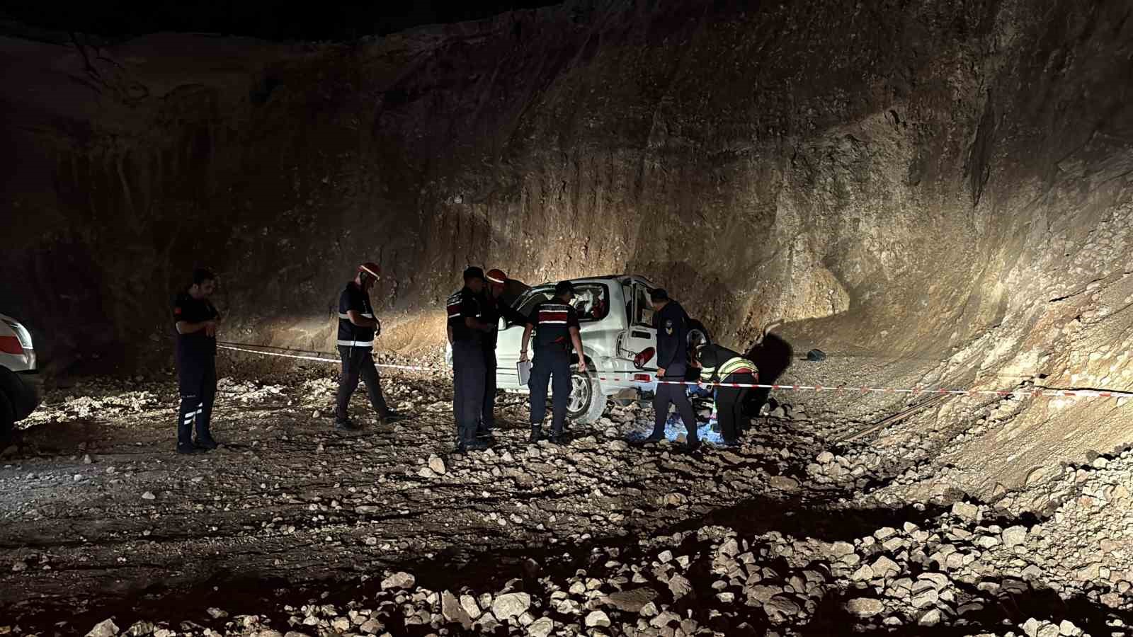 Bolu’da cip 15 metrelik uçurumdan uçtu: 2 sevgili hayatını kaybetti, 1 yaralı