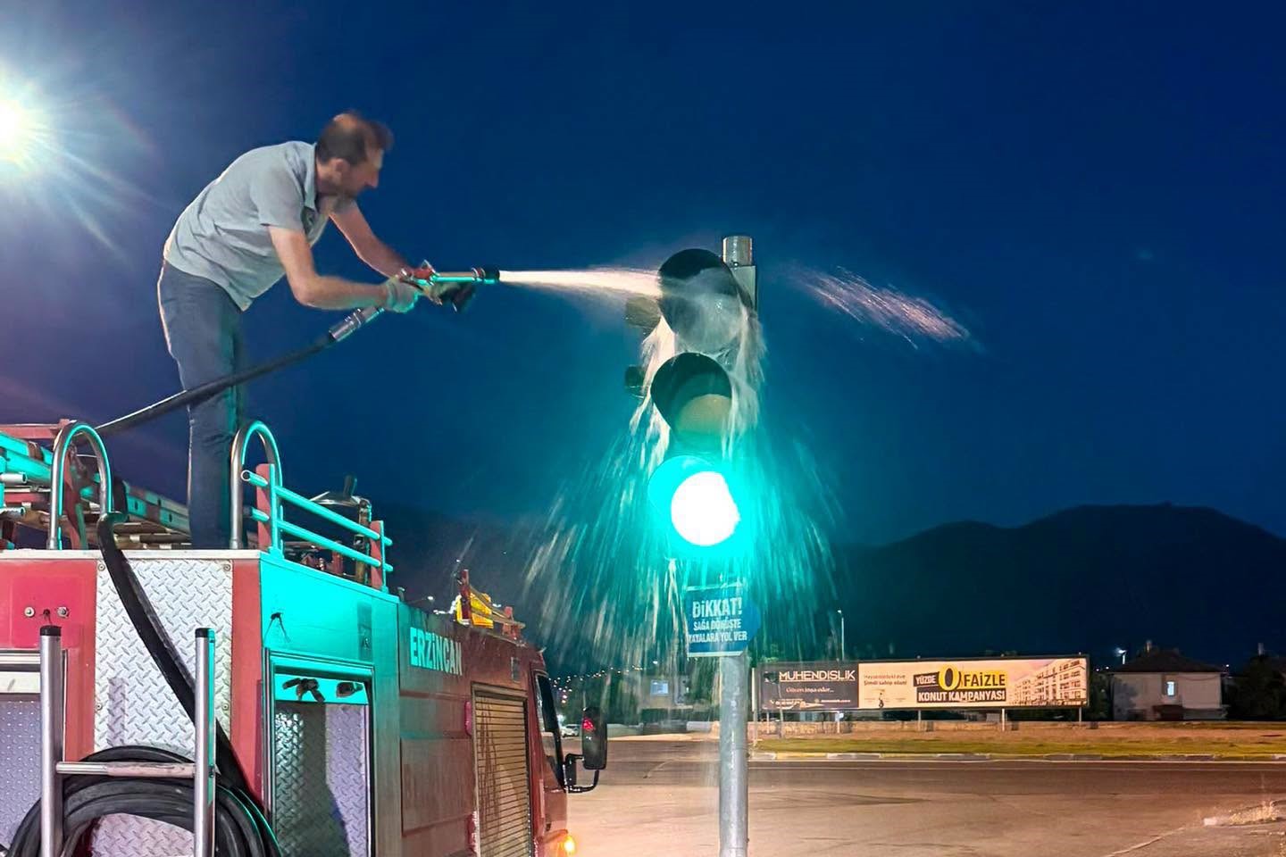 Erzincan’da trafik sinyalizasyon sistemlerinde temizlik çalışması