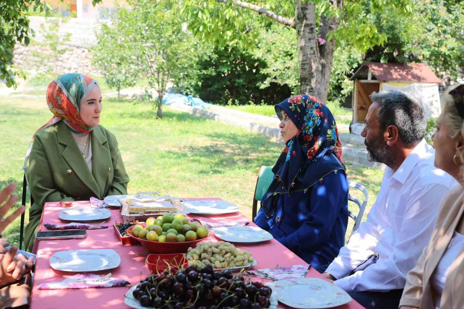 Protokol eşleri koruyucu aileyi yalnız bırakmadı
