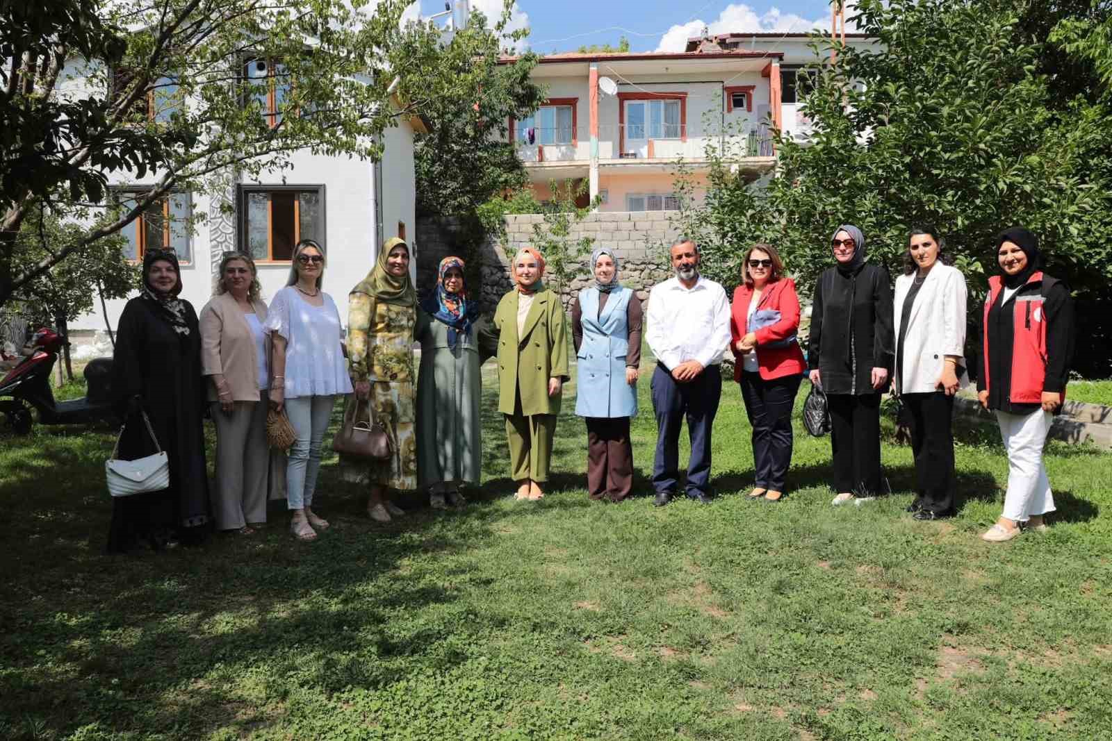 Protokol eşleri koruyucu aileyi yalnız bırakmadı