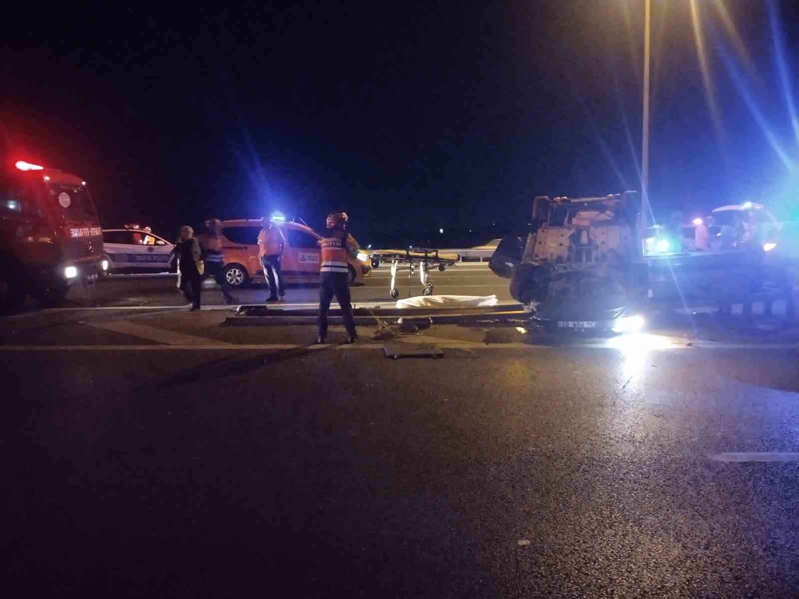 Beykoz’da TEM Otoyolu’nda panelvana çarpan otomobil bariyere saplandı: 1 ölü, 2 yaralı