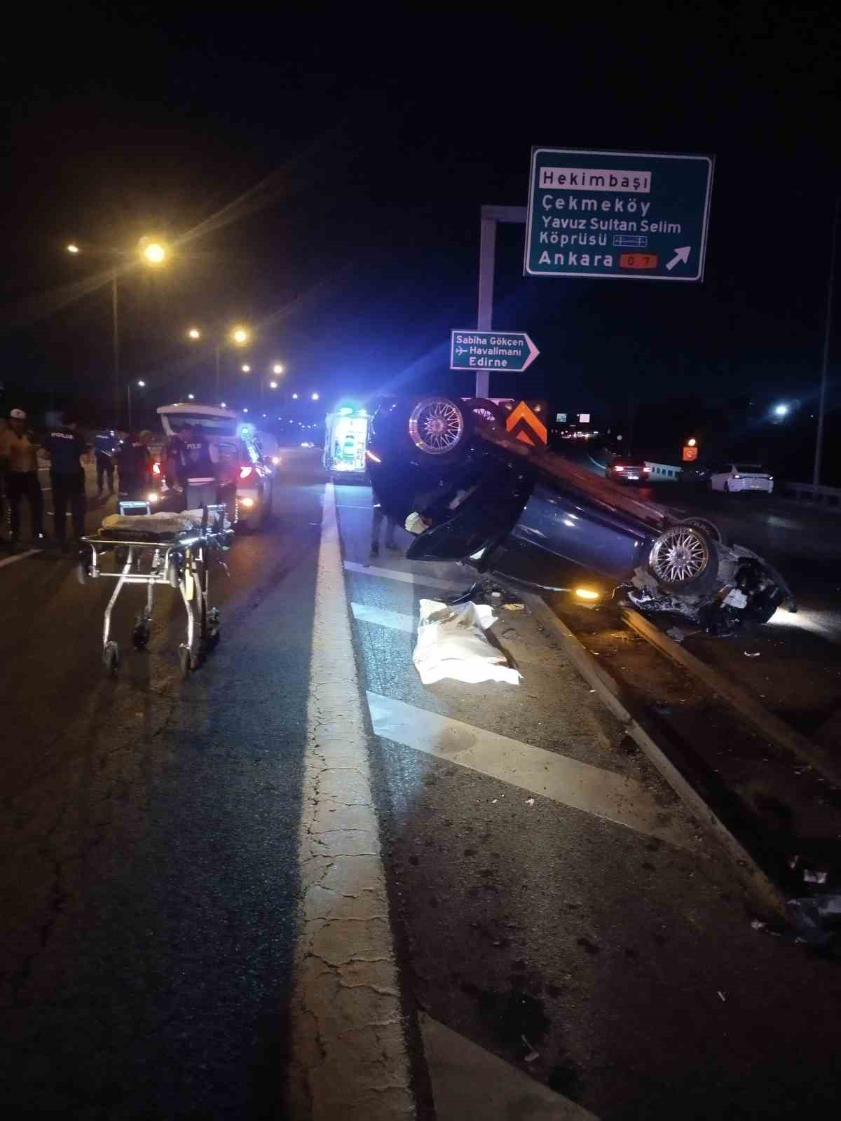 Beykoz’da TEM Otoyolu’nda panelvana çarpan otomobil bariyere saplandı: 1 ölü, 2 yaralı