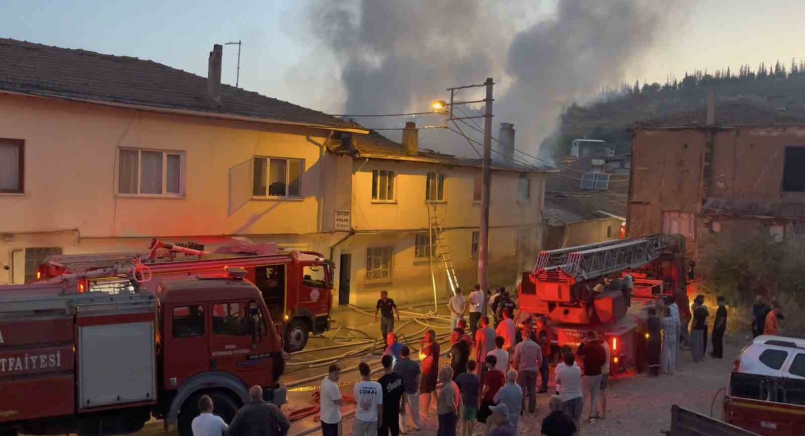 Bursa’da 2 katlı evde çıkan yangında 30 yaşındaki genç hayatını kaybetti