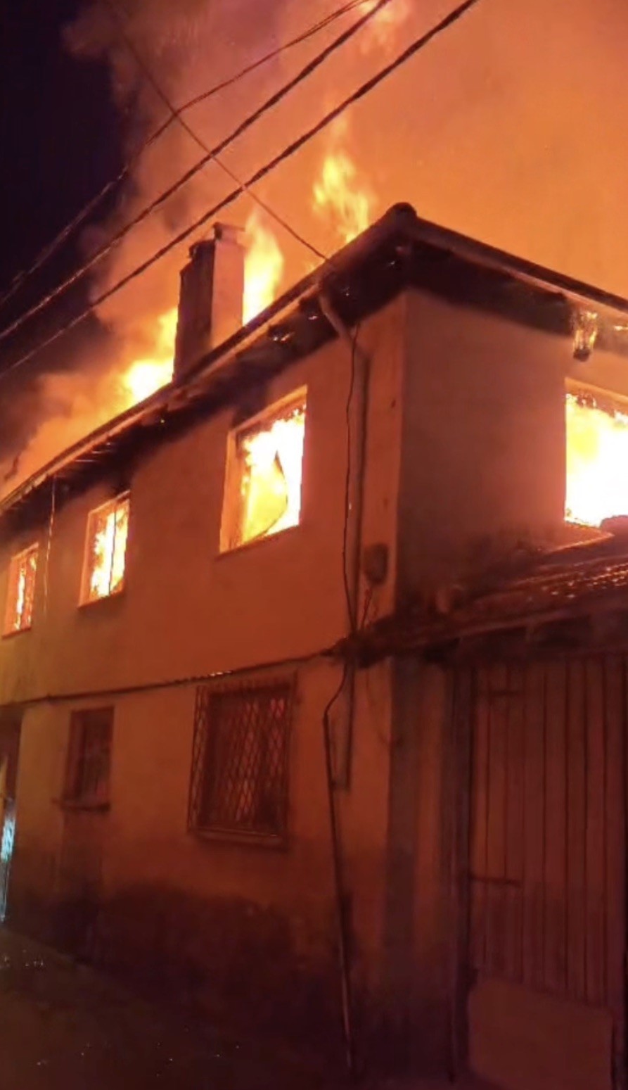 Bursa’da 2 katlı evde çıkan yangında 30 yaşındaki genç hayatını kaybetti