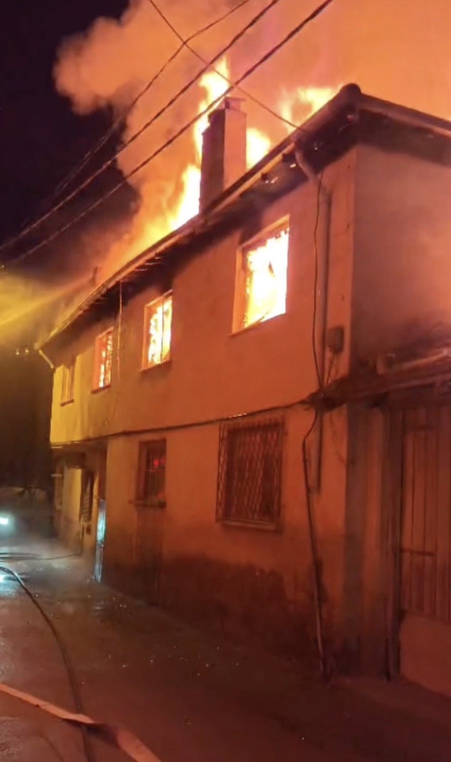 Bursa’da 2 katlı evde çıkan yangında 30 yaşındaki genç hayatını kaybetti