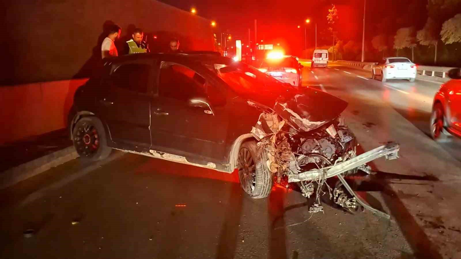 Bursa’da otomobil baz istasyonu ve metro bariyerlerine çarpıp durdu
