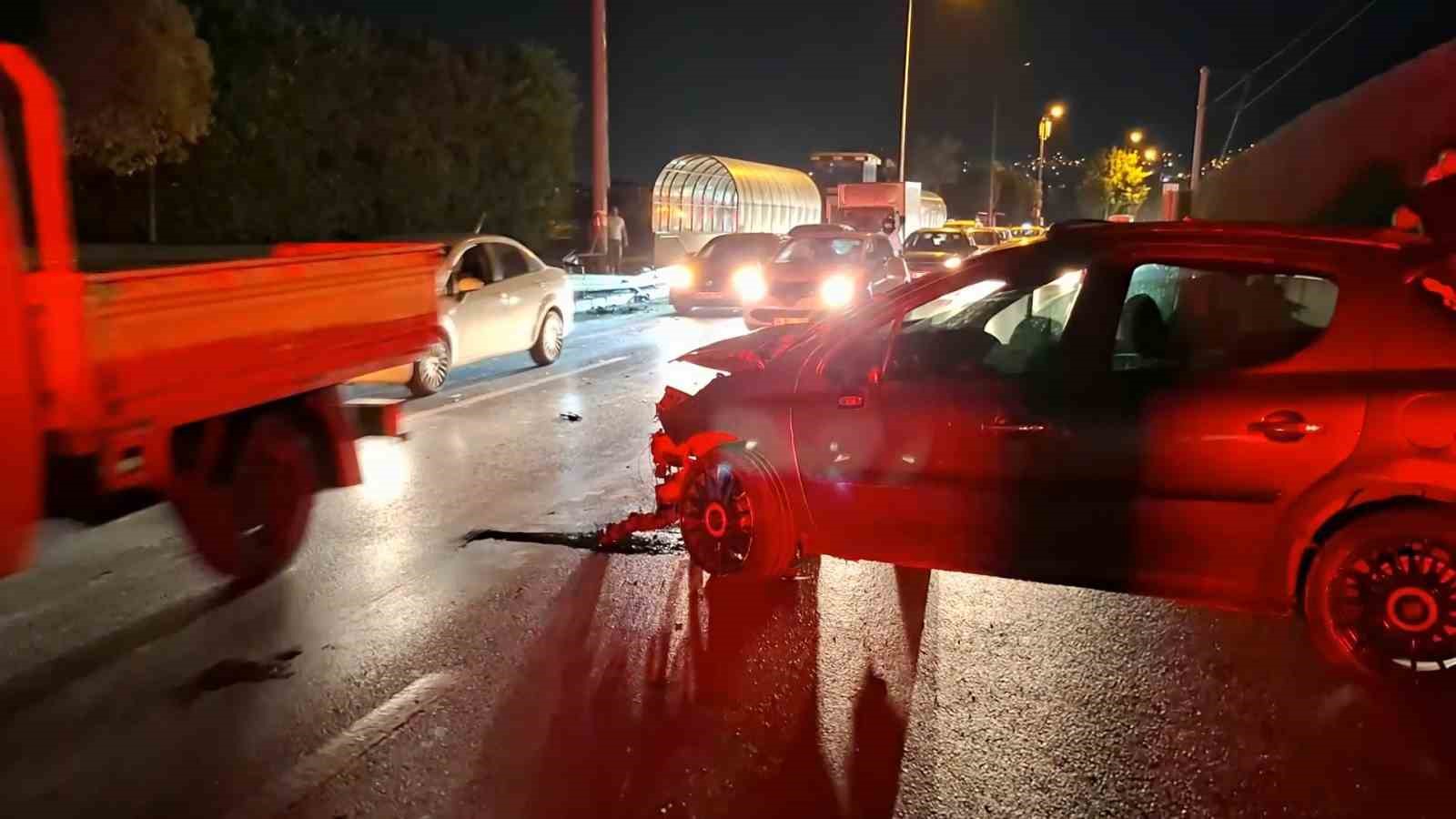 Bursa’da otomobil baz istasyonu ve metro bariyerlerine çarpıp durdu