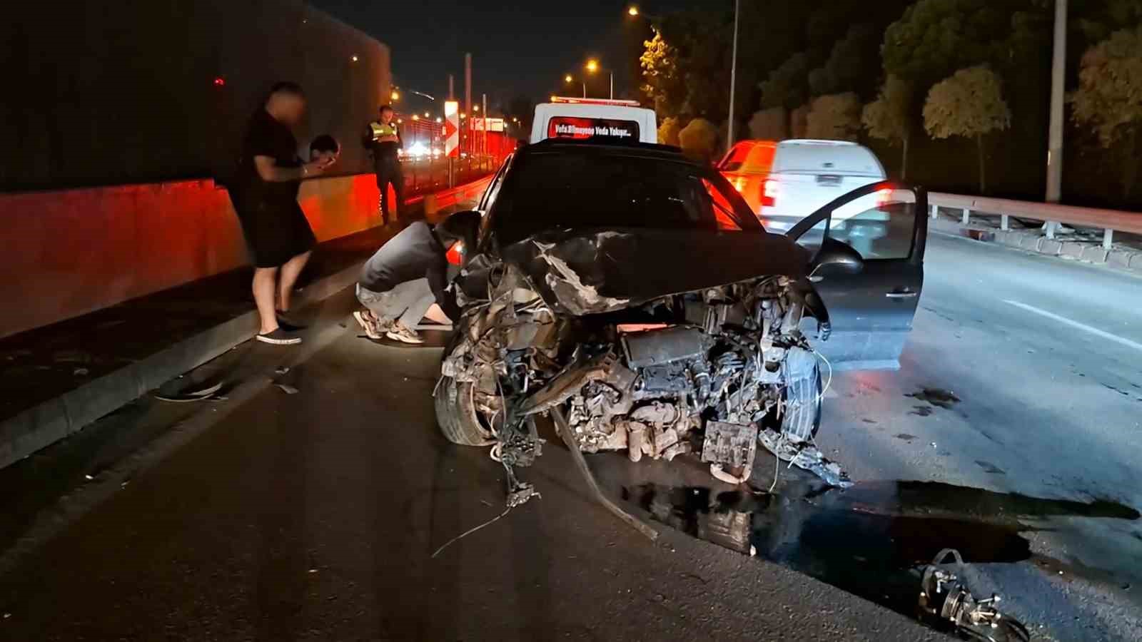 Bursa’da otomobil baz istasyonu ve metro bariyerlerine çarpıp durdu