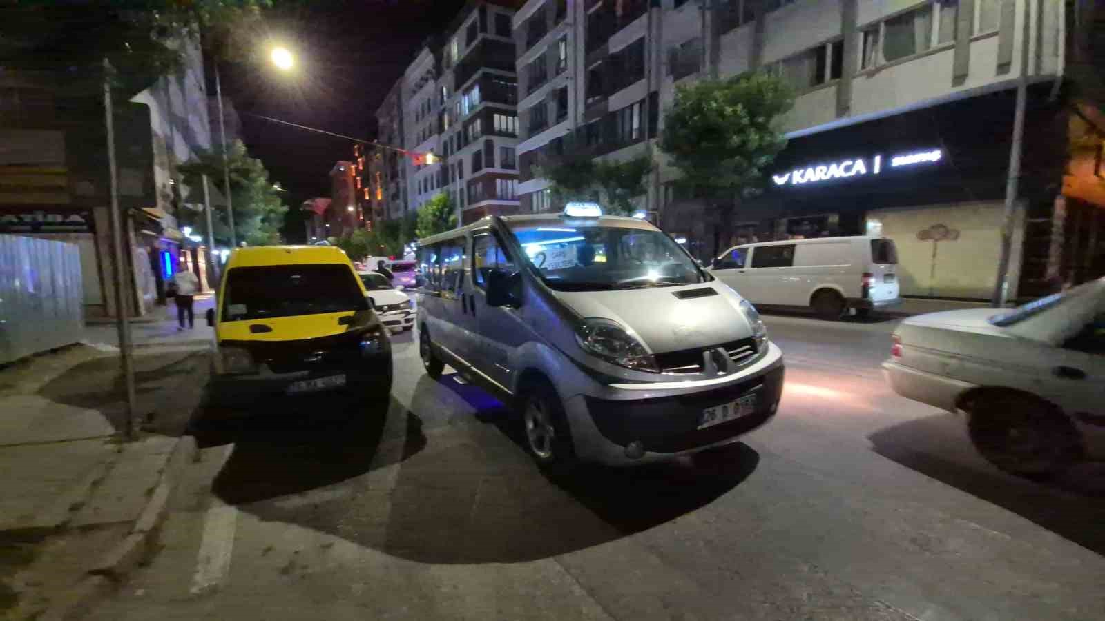 Minibüs sürücüsü para sayarken önündeki araca çarptı: 1’i çocuk 2 yaralı
