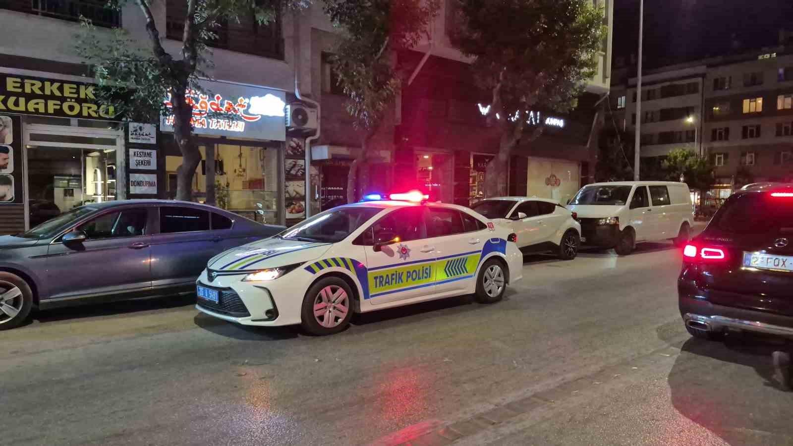 Minibüs sürücüsü para sayarken önündeki araca çarptı: 1’i çocuk 2 yaralı