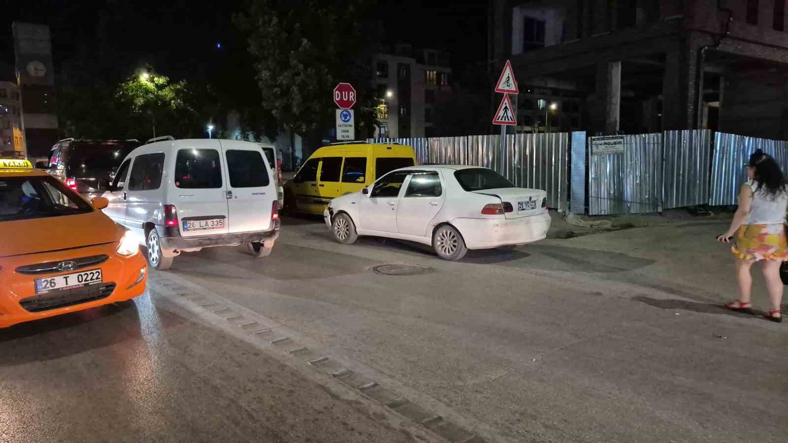 Minibüs sürücüsü para sayarken önündeki araca çarptı: 1’i çocuk 2 yaralı