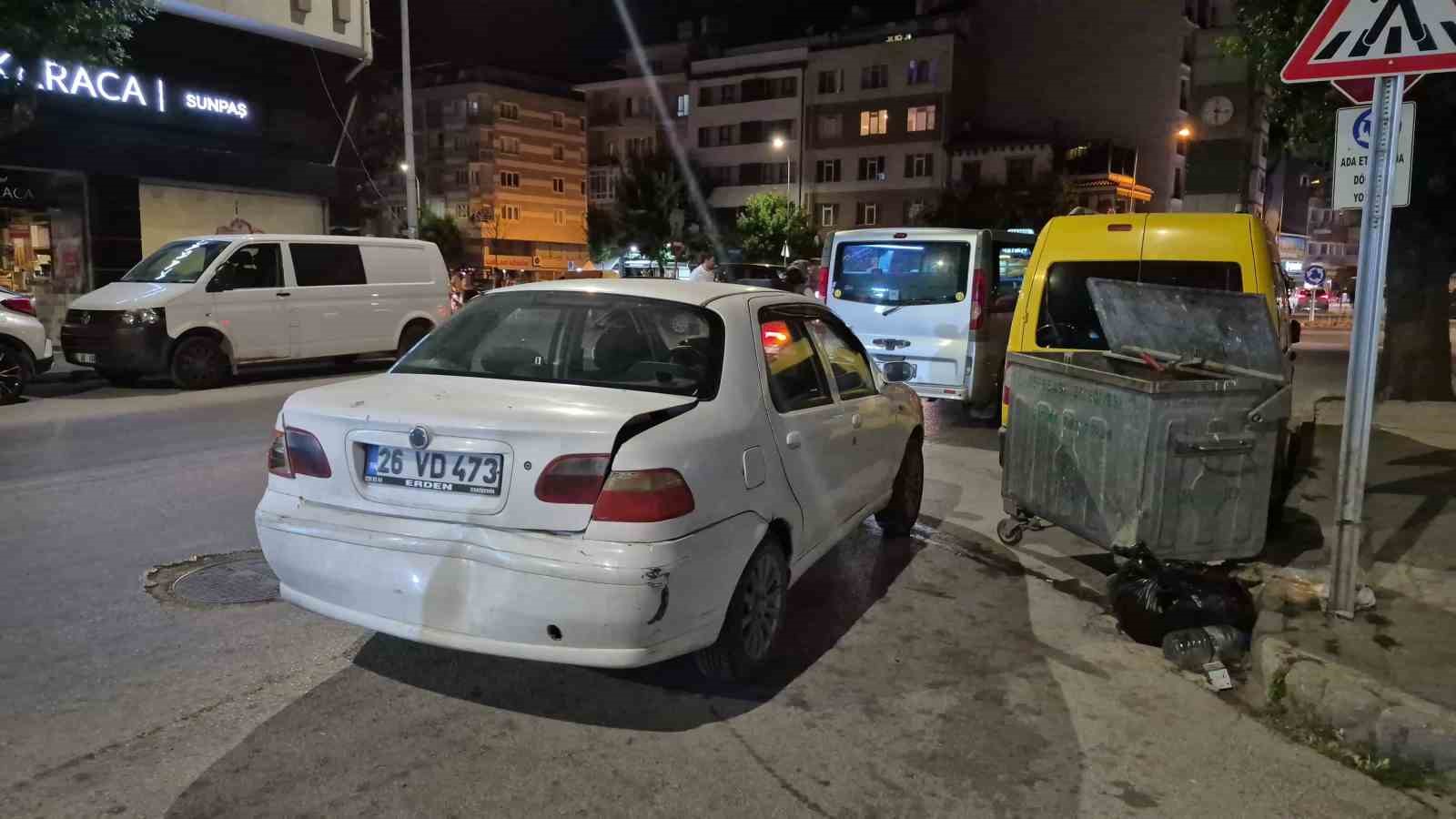 Minibüs sürücüsü para sayarken önündeki araca çarptı: 1’i çocuk 2 yaralı