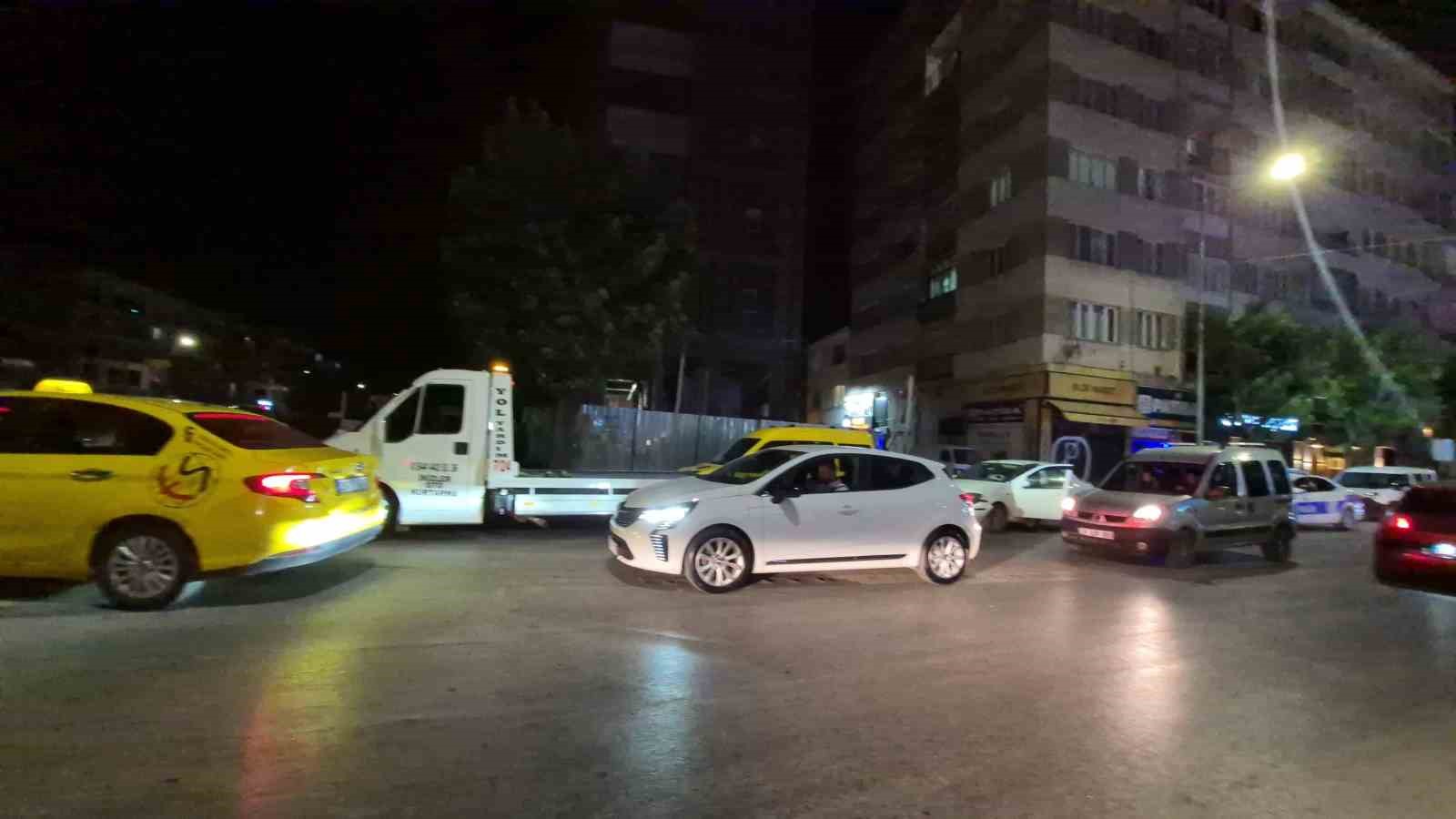 Minibüs sürücüsü para sayarken önündeki araca çarptı: 1’i çocuk 2 yaralı