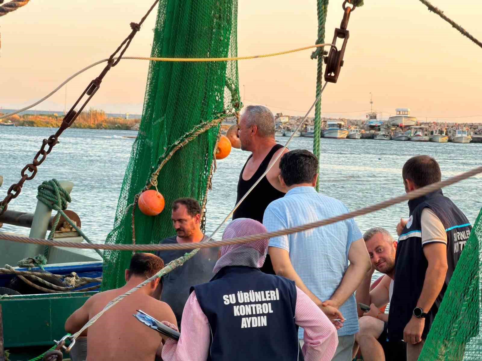 Didim’de uluslararası sularda avlanan trol teknelerine denetim