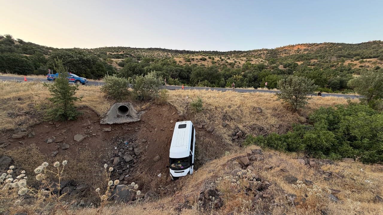 Siverek’te işçi minibüsü şarampole düştü: 4 yaralı