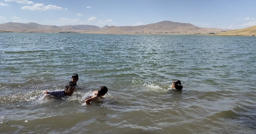 Ağrı’da kavurucu sıcakta tehlikeli serinlik: Çocuklar Patnos Barajı’na akın etti