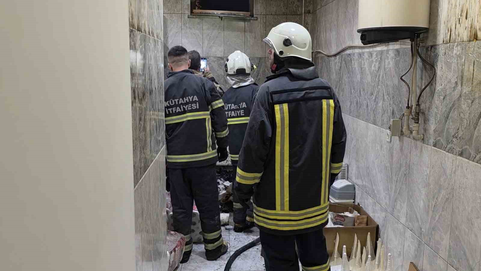 Kütahya Evliya Çelebi İlkokulu’nun bodrum katında yangın