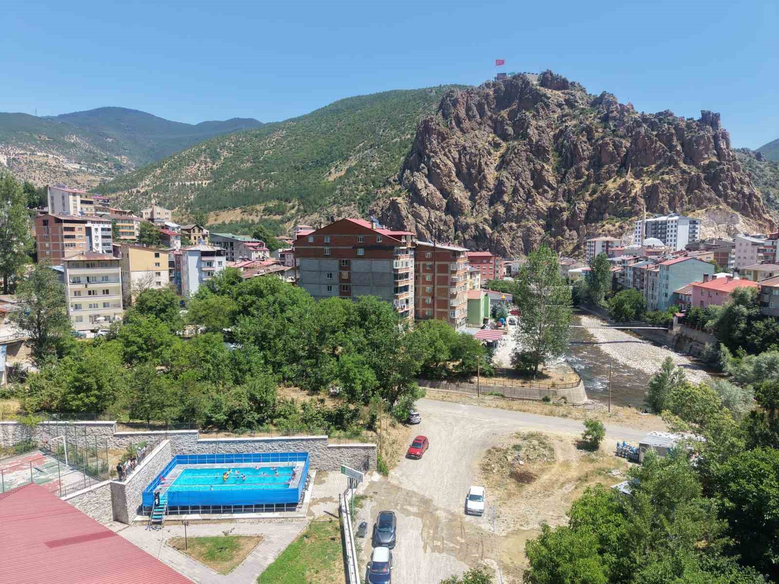 Torul ilçesinde portatif havuzda yüzme eğitimi