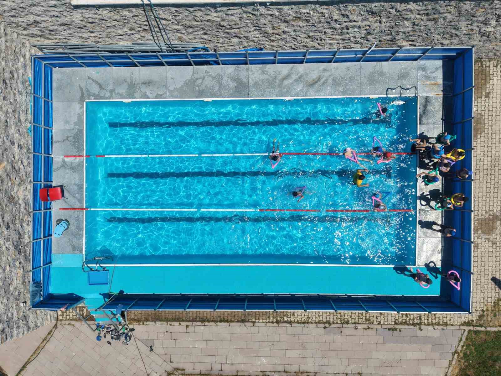 Torul ilçesinde portatif havuzda yüzme eğitimi
