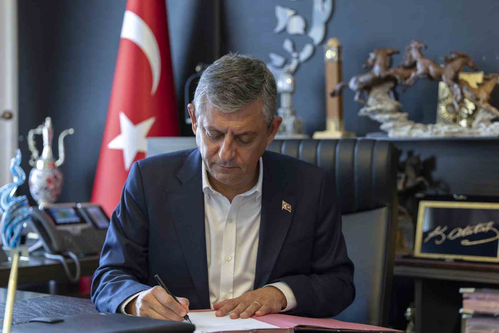 Özgür Özel ve 90 milletvekili CHP’den istifa etti