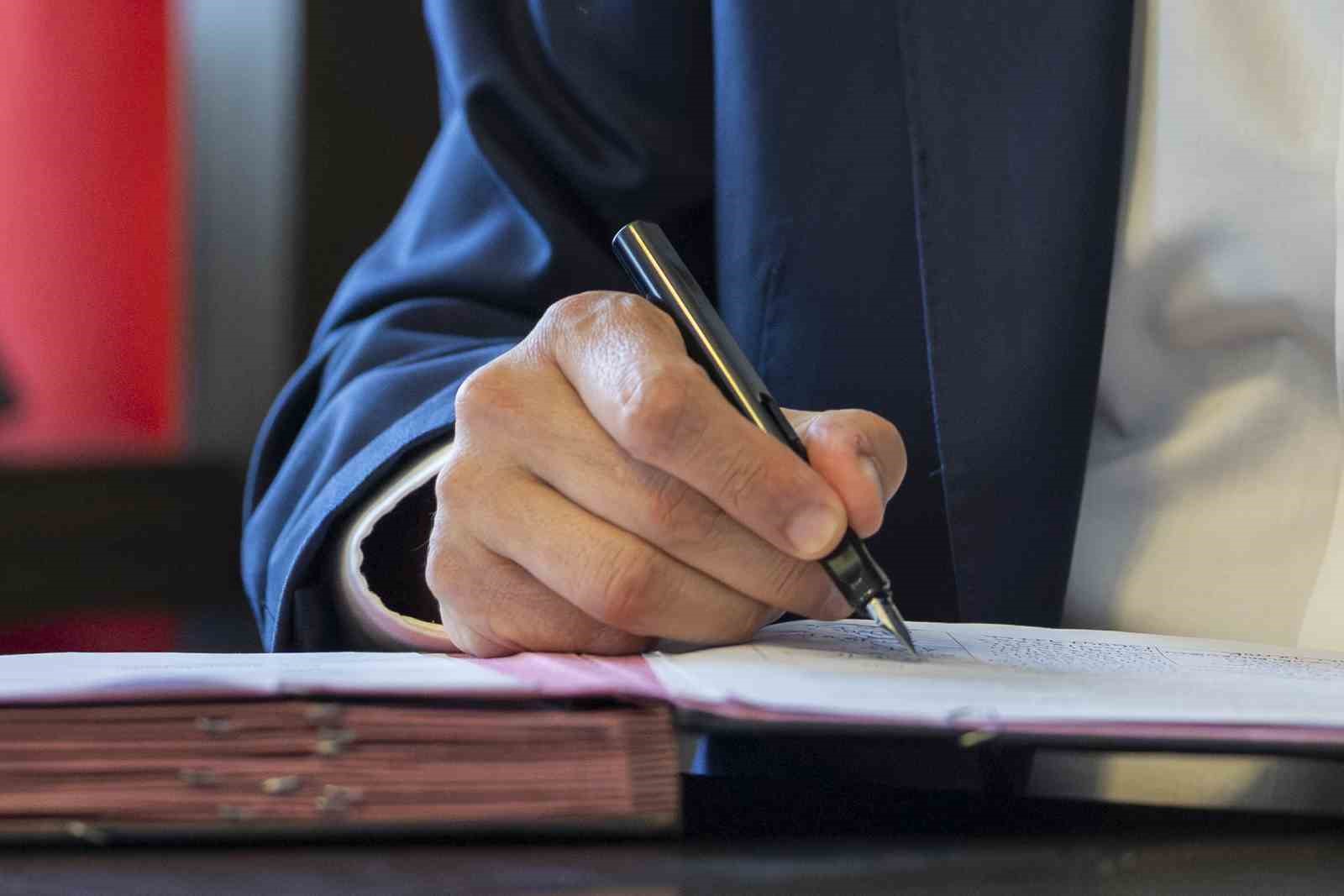 Özgür Özel ve 90 milletvekili CHP’den istifa etti