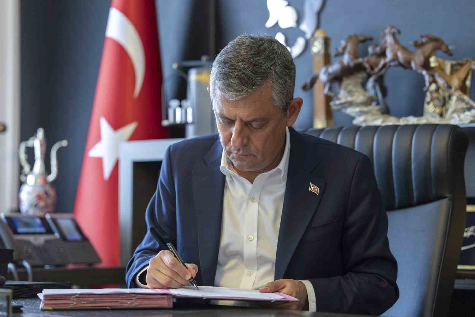 Özgür Özel ve 90 milletvekili CHP’den istifa etti