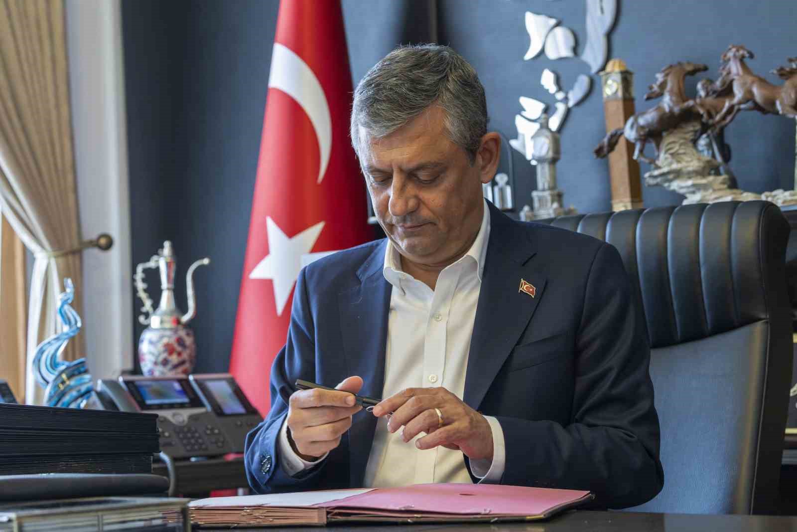Özgür Özel ve 90 milletvekili CHP’den istifa etti