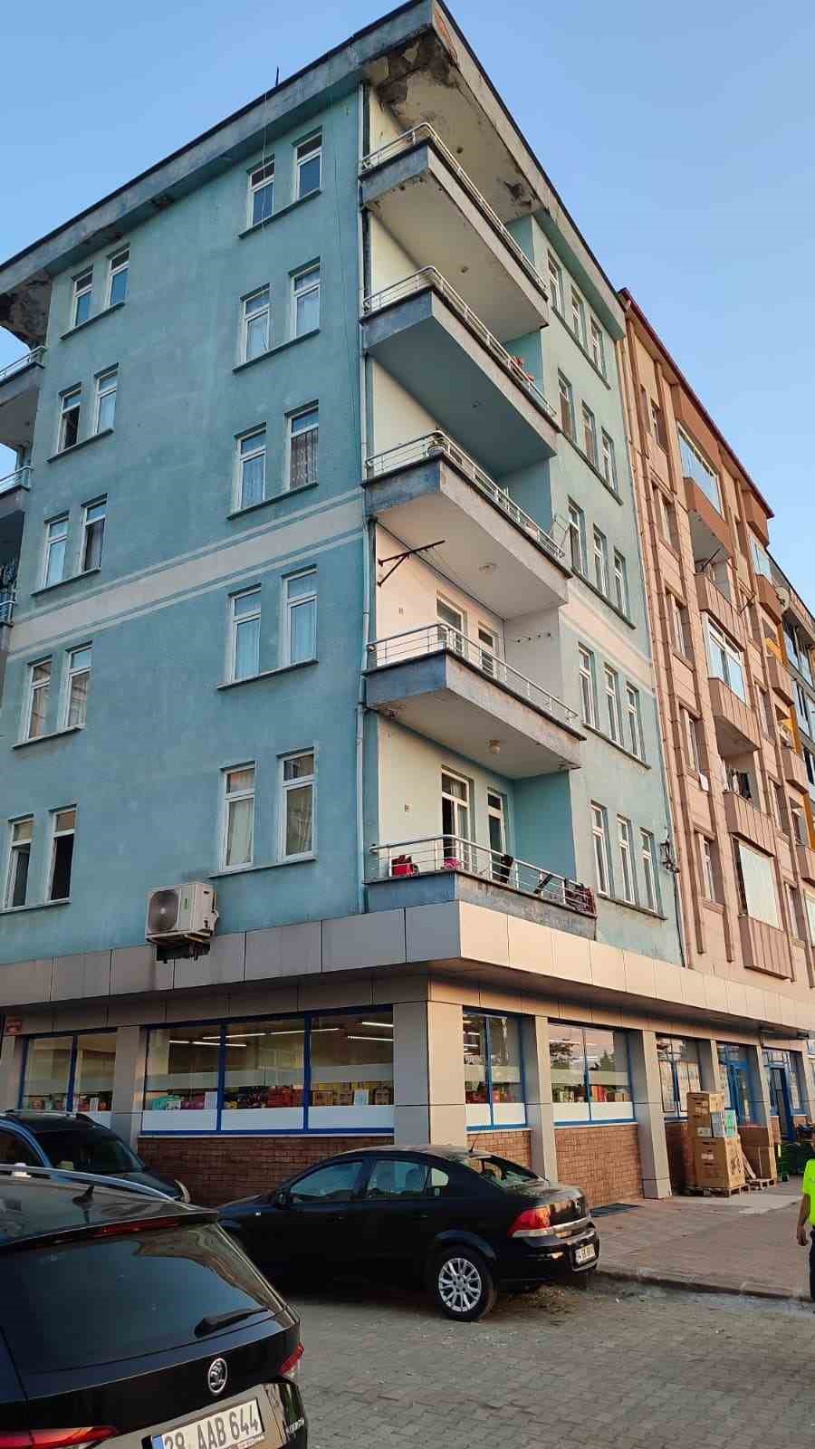 Apartmanın 5. kat balkonundan kopan beton parçaları park halindeki otomobilin üstüne düştü