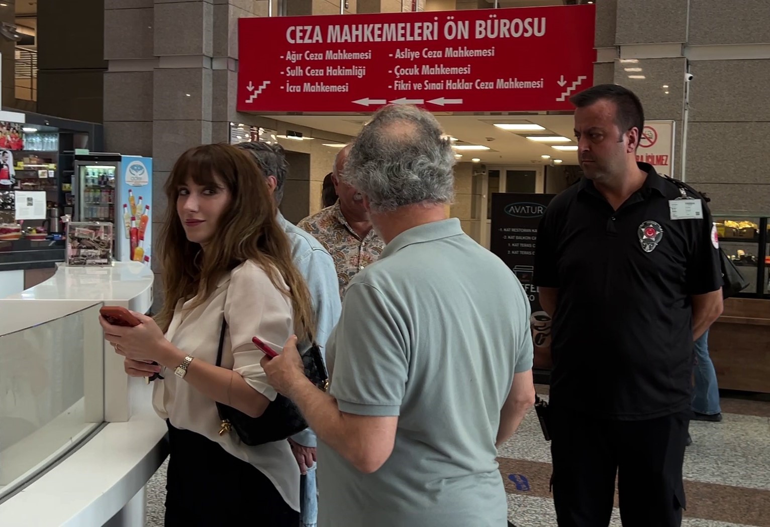 Hazal Kaya, İstanbul Cumhuriyet Başsavcılığınca yürütülen ’Ahbaplar Suç Örgütü’ soruşturması kapsamında ifade vermek üzere Çağlayan’daki İstanbul Adliyesi’ne geldi.